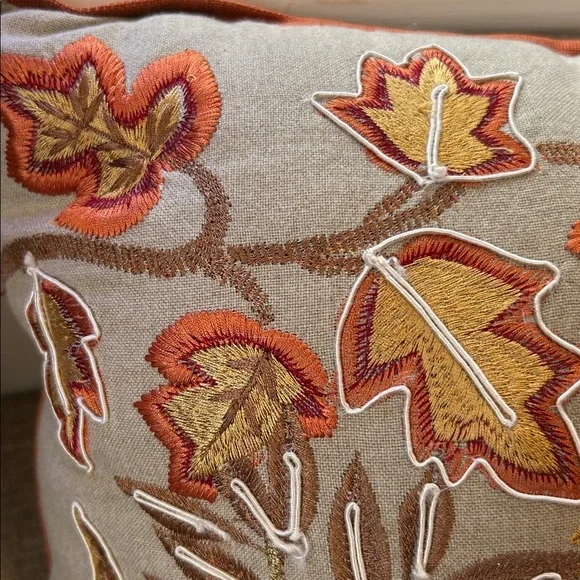 Embroidered pillow - Picture 3 of 10